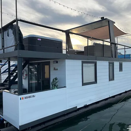 Tekne Seaesta Floating House