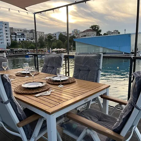 Seaesta Floating House * Köstence