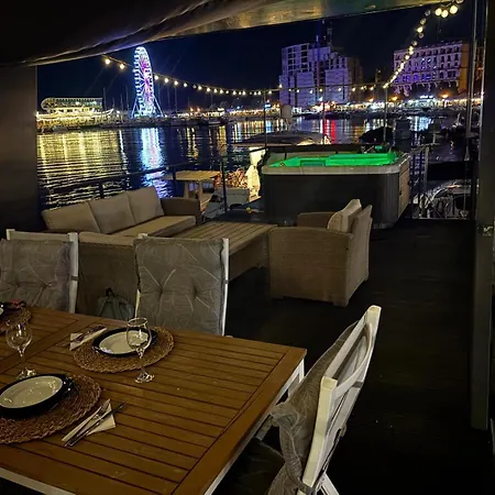 Seaesta Floating Botel Constança