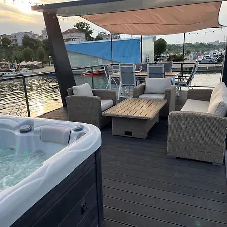 Seaesta Floating House Constanta